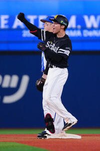 DeNA対ソフトバンク　11回表ソフトバンク1死一、二塁、適時二塁打を放ち、ガッツポーズを見せる庄子雄大(撮影･江口和貴)