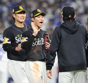 DeNA対ソフトバンク　初戦を制し元気よくベンチに引き揚げるソフトバンク庄子雄大(中央)(撮影･梅根麻紀)