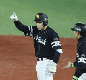 DeNA対ソフトバンク　2回表ソフトバンク1死、右前打を放ち出塁する山本祐大(撮影･河田真司)