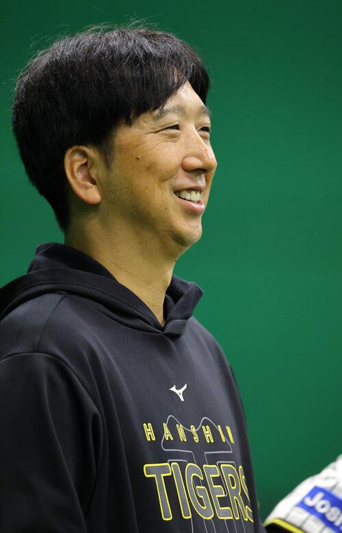 笑顔を見せながら練習を見守る藤川球児監督(撮影･上田博志)