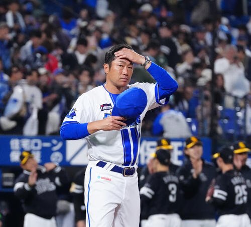 DeNA対ソフトバンク　試合後、あいさつするDeNA相川亮二監督(撮影･江口和貴)