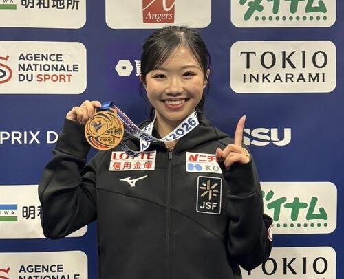 GPシリーズ･フランス杯で優勝し、金メダルを掲げて笑顔を見せる中井亜美(撮影･松本愛香)