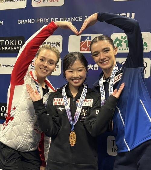 GPシリーズ･フランス杯のメダリスト会見で笑顔を見せる中井亜美(中央)。左は2位のアナスタシア･グバノワ、右は3位のララ･ナキ･グッドマン(撮影･松本愛香)
