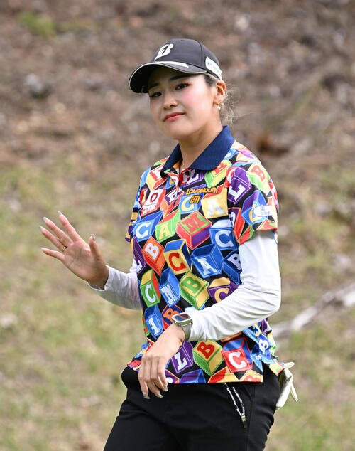 9番、ティーショットを放ち手を振る桑木志帆(撮影･石井愛子)