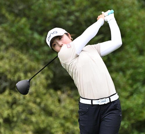 8番、ティーショットを放つ佐久間朱莉(撮影･石井愛子)
