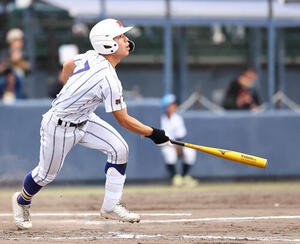 慶応対健大高崎　タイブレークの10回裏健大高崎2死二、三塁、サヨナラ打を放つ萩原雄大(撮影･野上伸悟)