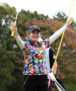 ウイニングパットを沈め喜ぶ桑木志帆(撮影･石井愛子)