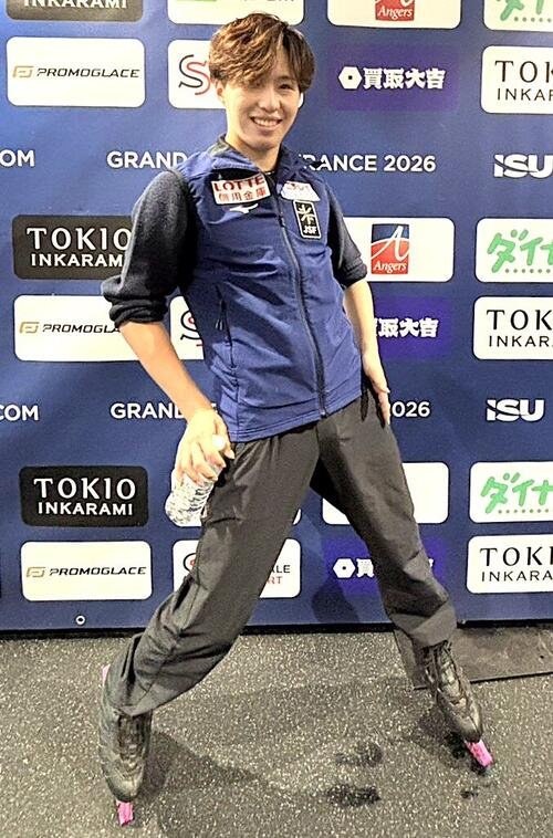 グランプリ(GP)シリーズ第1戦フランス大会の公式練習後に笑顔でポーズを決める三浦佳生(撮影･松本愛香通信員)
