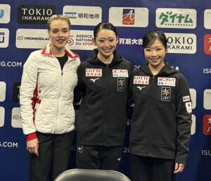 フランス大会女子SPを終えて写真に納まる(左から)グバノワ、青木、中井(撮影･松本愛香通信員)