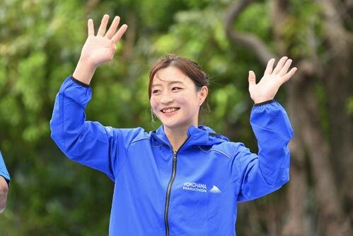 横浜マラソン2026スタート式で手を振る角田夏美さん(撮影･滝沢徹郎)
