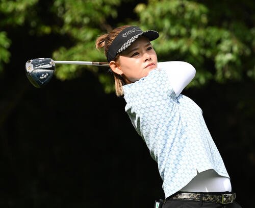 2番、ティーショットを放つ森井あやめ(撮影･石井愛子)