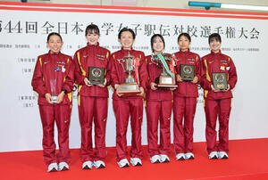 写真に納まる、左から名城大･真柴愛里、近藤希美、力丸楓、村岡美玖、木村真桜、橋本和叶(撮影･鈴木正人)