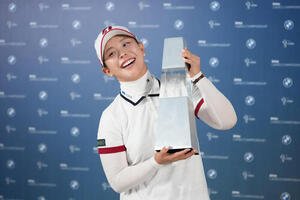 BMW女子選手権で米ツアー初優勝を飾り、優勝トロフィーを掲げる吉田優利(AP)