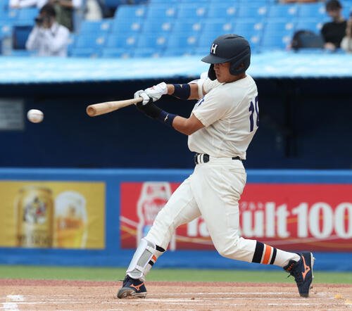 東大対法大　1回裏法大無死、藤森康淳は二塁ゴロに倒れる(撮影･柴田隆二)