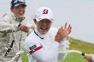 優勝しシャンパンをかけられる吉田優利(AP)