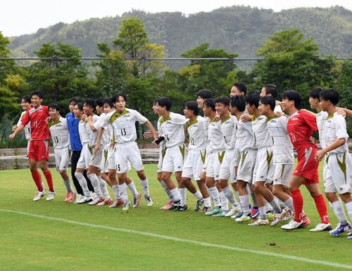 常葉大橘対藤枝明誠　試合後、応援団と喜びを分かち合う常葉大橘の選手たち