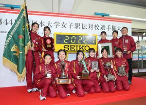 笑顔で写真に納まる名城大の選手たち(撮影･鈴木正人)