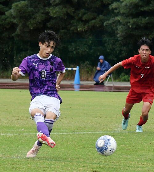 藤枝東対浜松工　前半、PKを決める藤枝東･増田瑛斗
