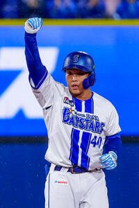 DeNA対ソフトバンク　2回裏DeNA1死一塁、二塁打を放ち、ガッツポーズを見せる井上朋也(撮影･江口和貴)