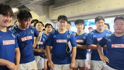東海大対流通経大　試合後に東海大･木村季由監督から｢今日はイシマッちゃんのおかげだな！｣と大きな貢献を指摘され、はにかむ石松晃治(中央)