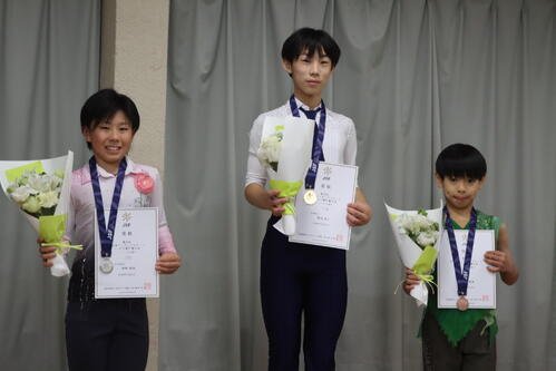 全日本ノービス選手権ノービスA男子で優勝した菊地英仁(中央)。左は2位の神野琉衣、右は3位藤本東馬