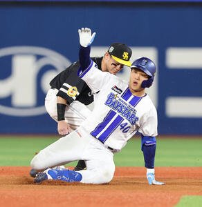 DeNA対ソフトバンク　4回裏DeNA2死、井上朋也は左越え二塁打を放ち滑り込む(撮影･梅根麻紀)