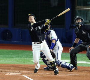 DeNA対ソフトバンク　3回表ソフトバンク1死、先制本塁打を放つ正木智也(撮影･黒川智章)