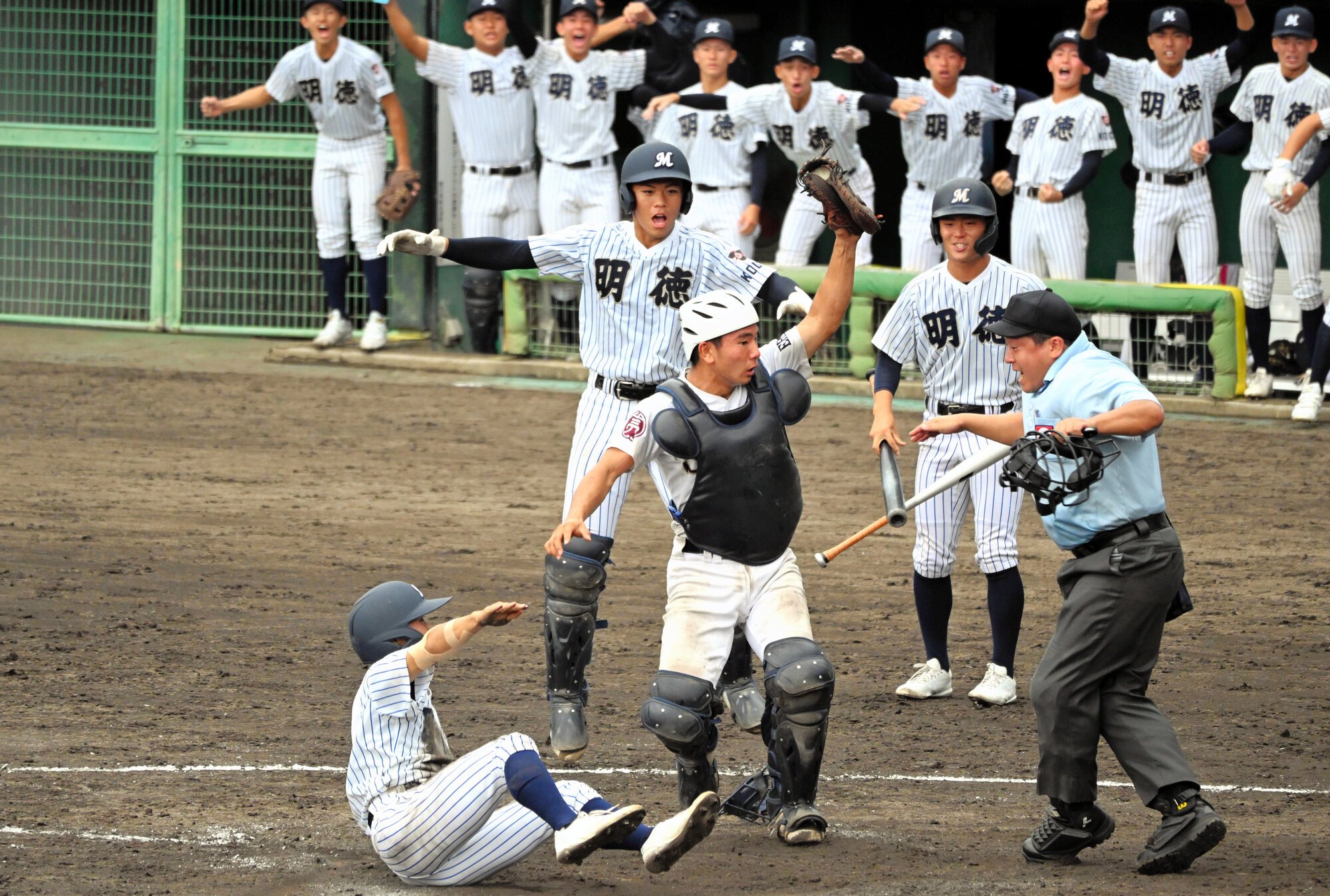 明徳義塾―済美　三回表明徳義塾、宮崎の適時二塁打で一塁走者･田内が生還し3点目=2026年10月25日午前10時45分、高松、石崎太貴撮影