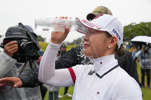 BMW女子選手権　水で顔を洗う吉田優利(AP)