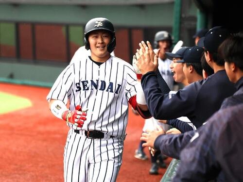 東日本国際大対仙台大　1回2死満塁で本塁打を放ちベンチに祝福を受ける仙台大･井尻琉斗捕手