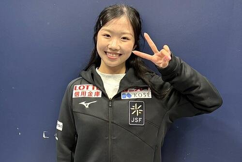 一夜明け会見で取材に応じ笑顔でポーズを決める中井亜美(撮影･松本愛香通信員)