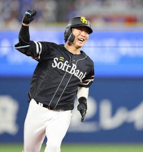 DeNA対ソフトバンク10回表ソフトバンク1死、川村友斗は中越えに勝ち越し本塁打を放ち笑顔でガッツポーズ(撮影･梅根麻紀)