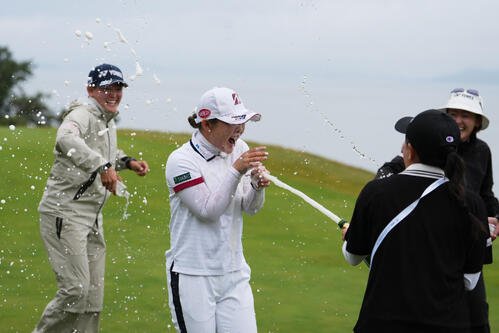 BMW女子選手権　優勝しシャンパンかけられる吉田優利(AP)