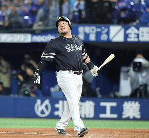 DeNA対ソフトバンク　9回表ソフトバンク1死、山川穂高は左越えに同点本塁打を放つ(撮影･梅根麻紀)