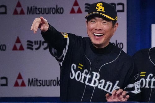 DeNA対ソフトバンク　9回表ソフトバンク1死、本塁打を放った代打山川穂高を笑顔で迎える小久保裕紀監督(撮影･江口和貴)