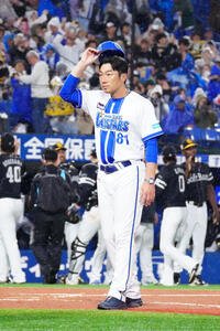 DeNA対ソフトバンク　試合後、あいさつするDeNA相川亮二監督(撮影･江口和貴)