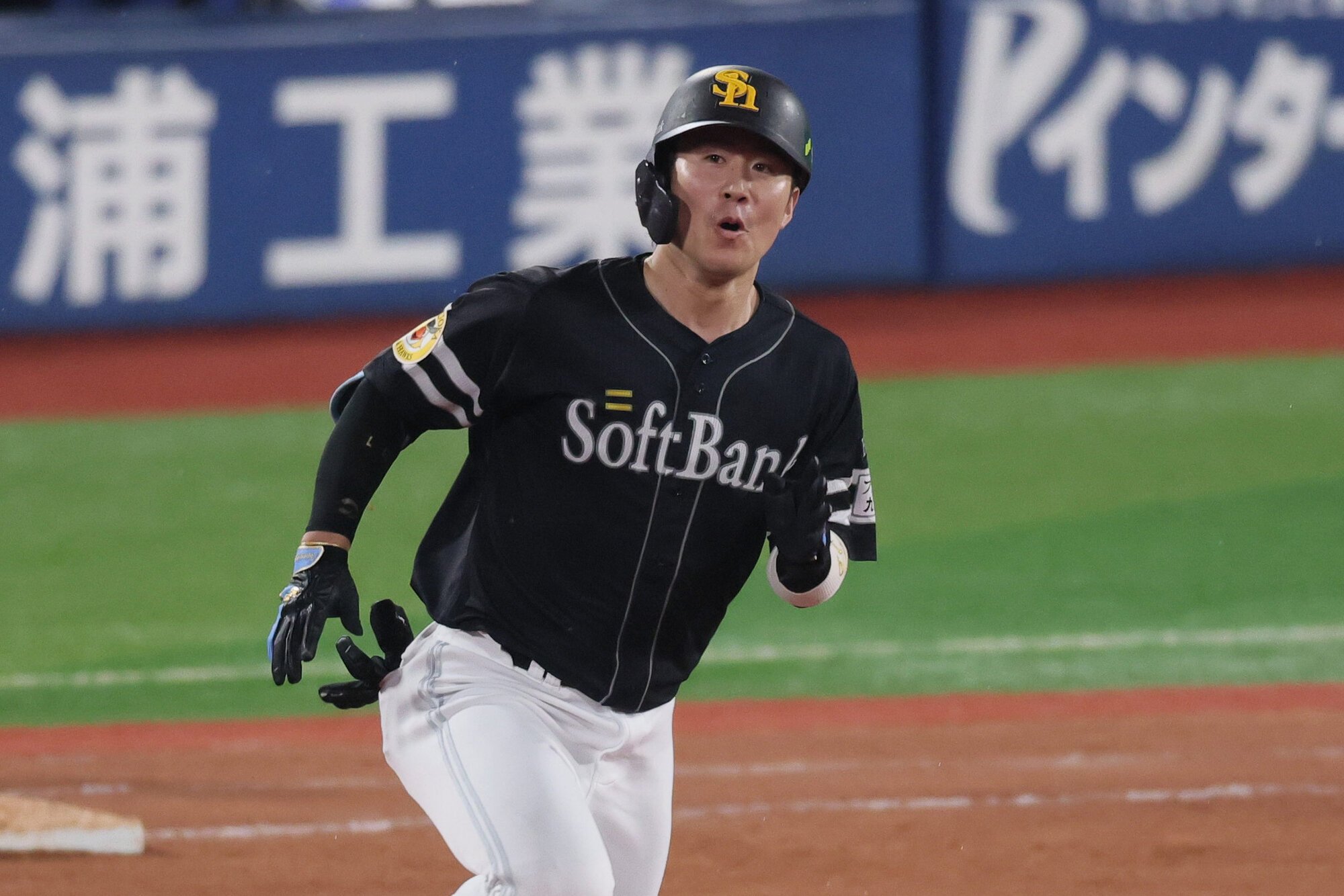 十回表ソフトバンク1死、川村友斗は勝ち越しの本塁打を放つ=瀬戸口翼撮影