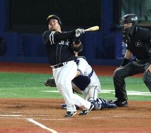 DeNA対ソフトバンク　9回表ソフトバンク1死、本塁打を放つ山川穂高(撮影･黒川智章)