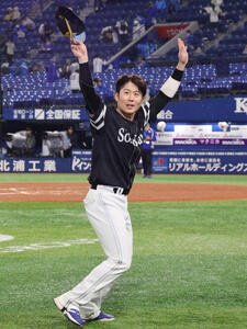 DeNA対ソフトバンク　ヒーローになったソフトバンク川村友斗はファンに手を振る(撮影･梅根麻紀)