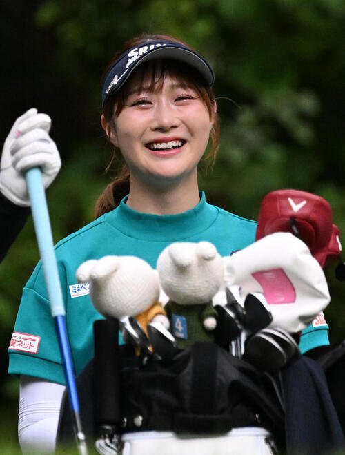2番、ティーショット前に笑顔を見せる都玲華(撮影･石井愛子)