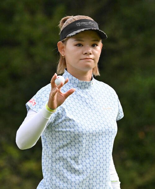 1番、バーディーを決め手を振る森井あやめ(撮影･石井愛子)