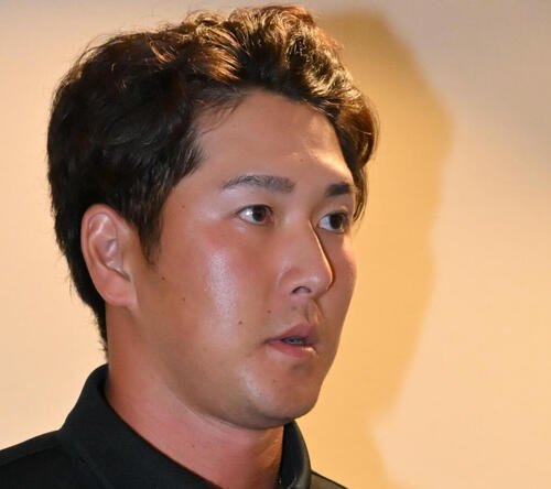戦力外通告を受け報道陣の取材に応じるソフトバンク秋広優人(撮影･林敢治)