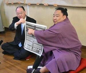 新入幕を果たした出羽ノ龍(右)は、出羽海親方と番付表を手にする
