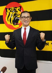阪神の1軍打撃コーチに就任した坪井智哉氏は、｢現役時代はやった事ないんですよ｣と言いながらガッツポーズを見せる(撮影･宮崎幸一)