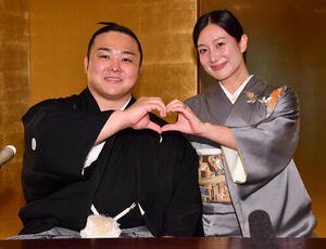 結婚会見で美希夫人(右)とハートをつくる炎鵬(撮影･岩下翔太)