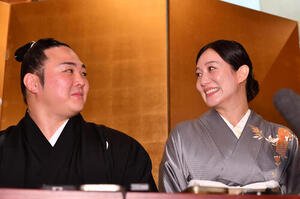 笑顔で結婚会見を行う炎鵬(左)と美希夫人(撮影･岩下翔太)