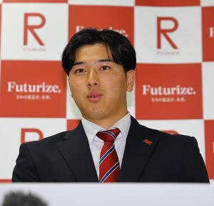 指名あいさつを受けたソフトバンクドラフト2位の立命大･有馬伽久は会見で意気込みを話す(撮影･上田博志)