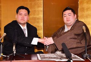 新入幕会見で伊勢ケ浜親方(左)と握手を交わす嵐富士(撮影･岩下翔太)