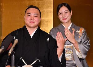 結婚会見で美希夫人(右)と婚約指輪を見せる炎鵬(撮影･岩下翔太)