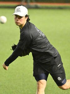 調整するソフトバンク松本晴(撮影･林敢治)